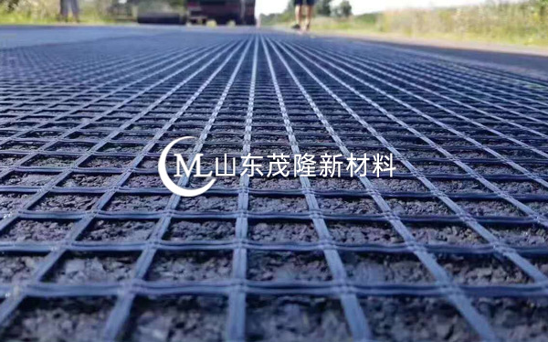 《濟(jì)青高速改擴(kuò)建》玻纖鋼塑格柵、抗裂貼施工