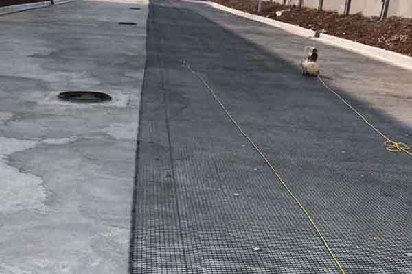 土工格柵在城市白改黑道路上怎么施工呢？