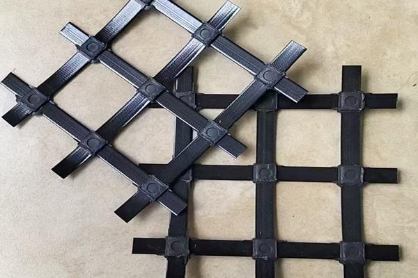 高韌性聚酯紗線集束土工格柵是怎么制作的