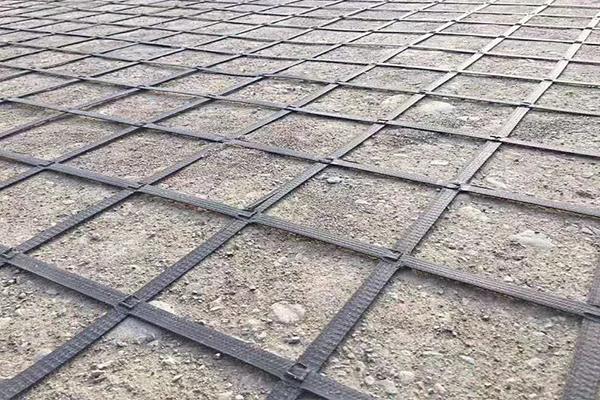 高韌性聚酯紗線集束土工格柵是怎么制作的呢？